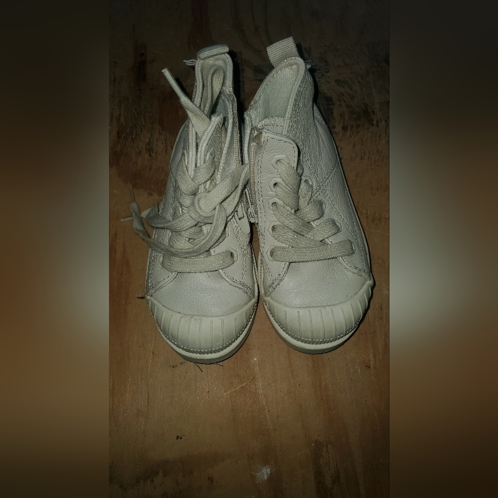 Zara children's shoe, cream, sz 23